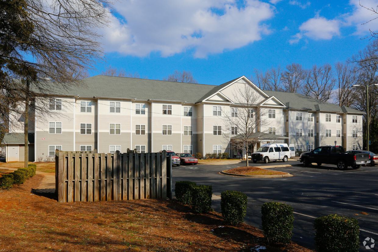 Foto principal - Pinecrest Manor Apartments