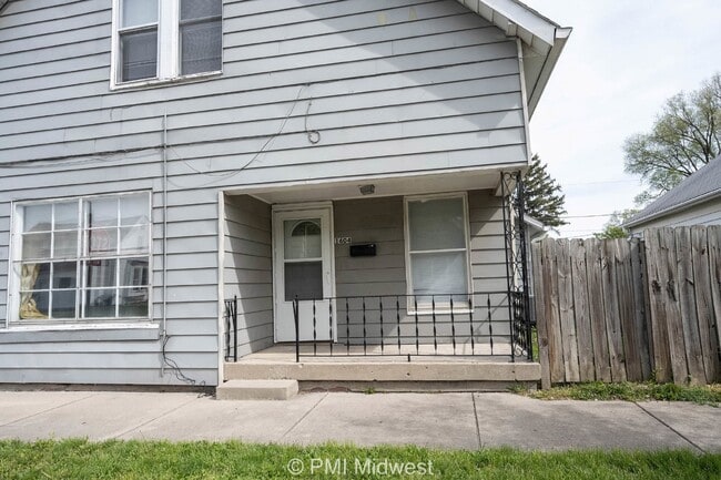 Building Photo - Charming 2 Bed Duplex in Indianapolis with Spacious Layout and Prime Location!