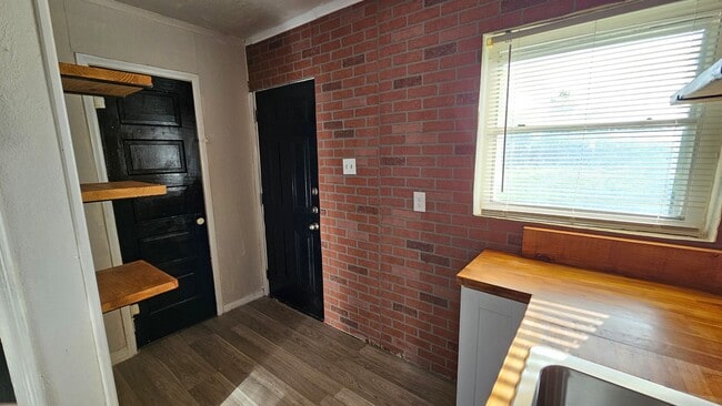 Building Photo - UPDATED! 2 bedroom 2 bath