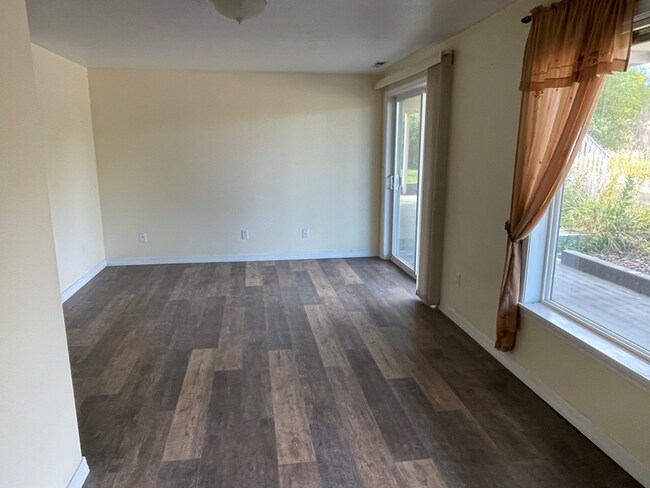 Building Photo - 515 Honey Bee Ln