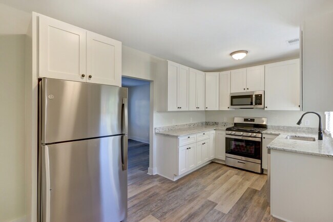 kitchen - 543 E Harris St
