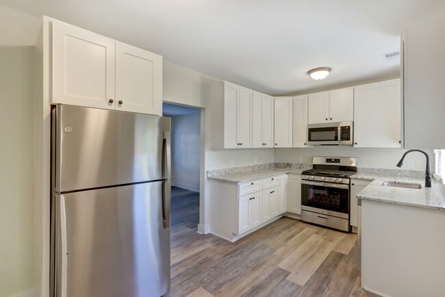 kitchen - 543 E Harris St