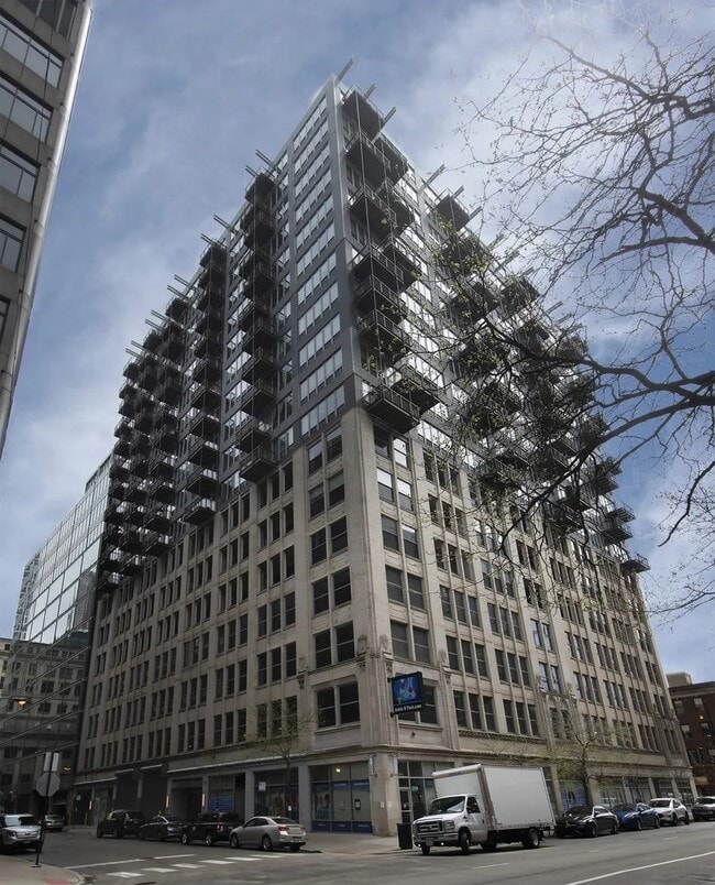 Building Photo - 565 W Quincy St