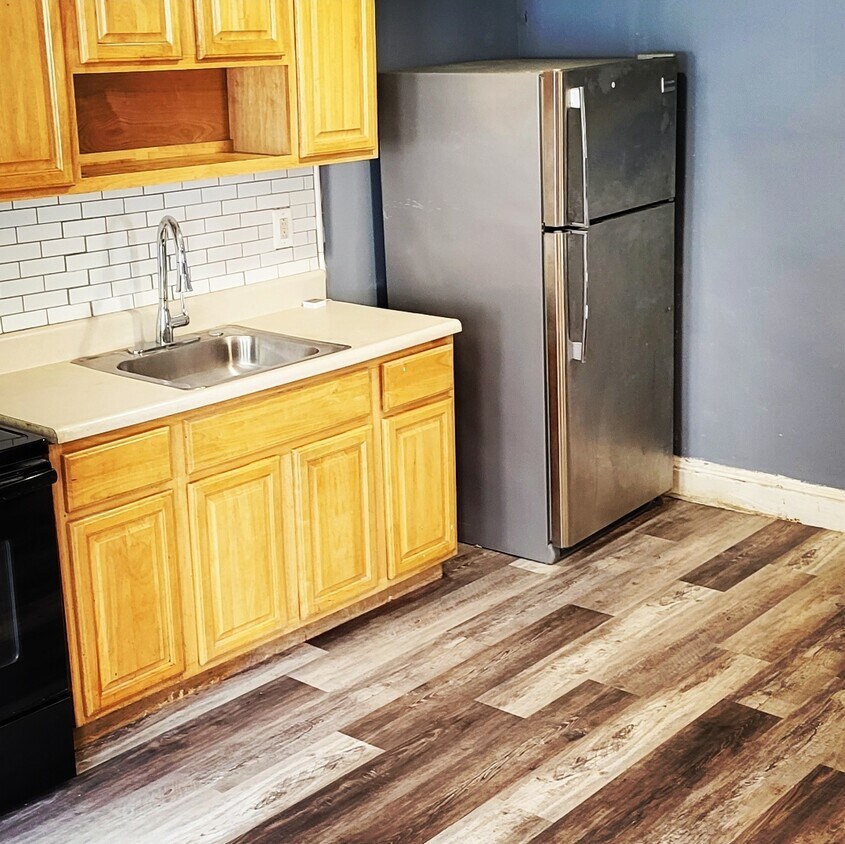 Open concept living kitchen - 10 Greenway Ave