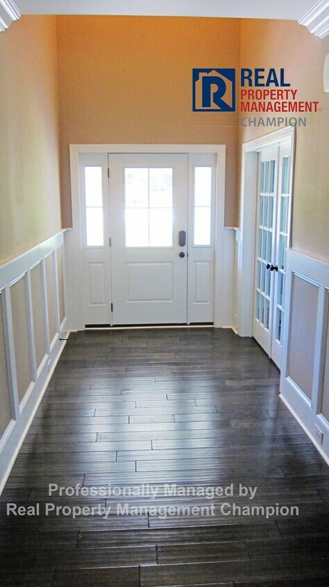 Foto principal - Custom Executive Home with Community Water...