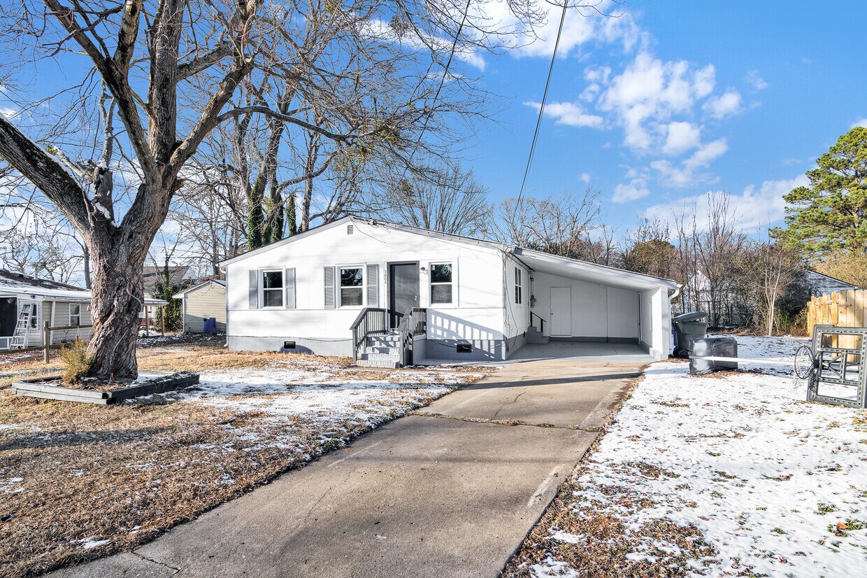 Foto principal - 1004 E Russell Ct