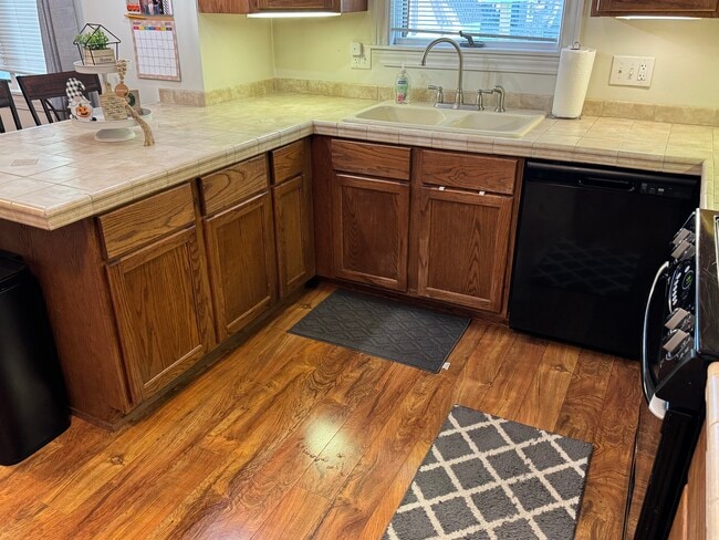 Building Photo - 1812 Lakeview Dr