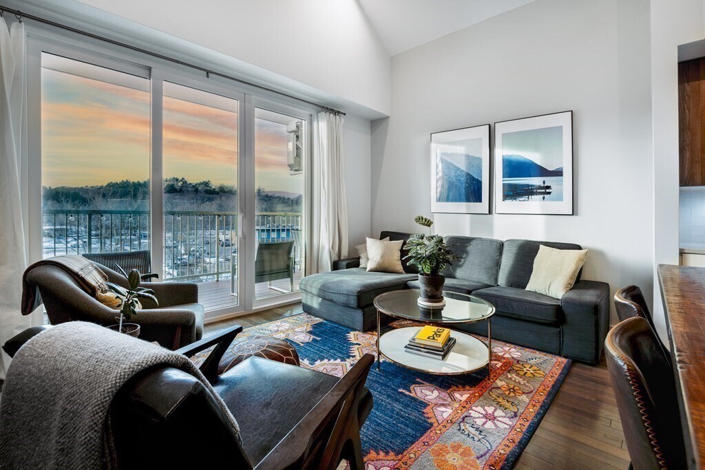 Foto principal - 165 Hyde Park Ave