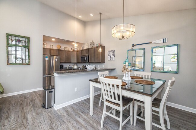 Foto del edificio - This spacious 3-bedroom, 2-bathroom townhouse offers modern living