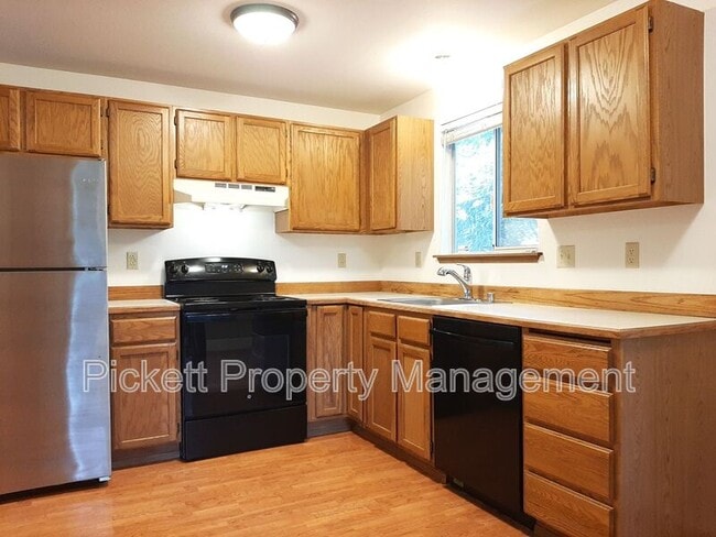 Building Photo - 1504 NW Lakehill Cir