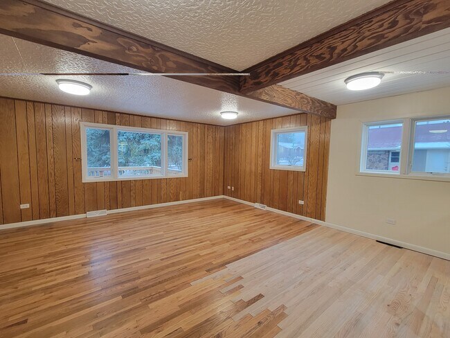 Building Photo - 84 S Valley Rd