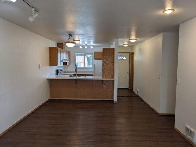 Building Photo - 352 NW Parr Dr