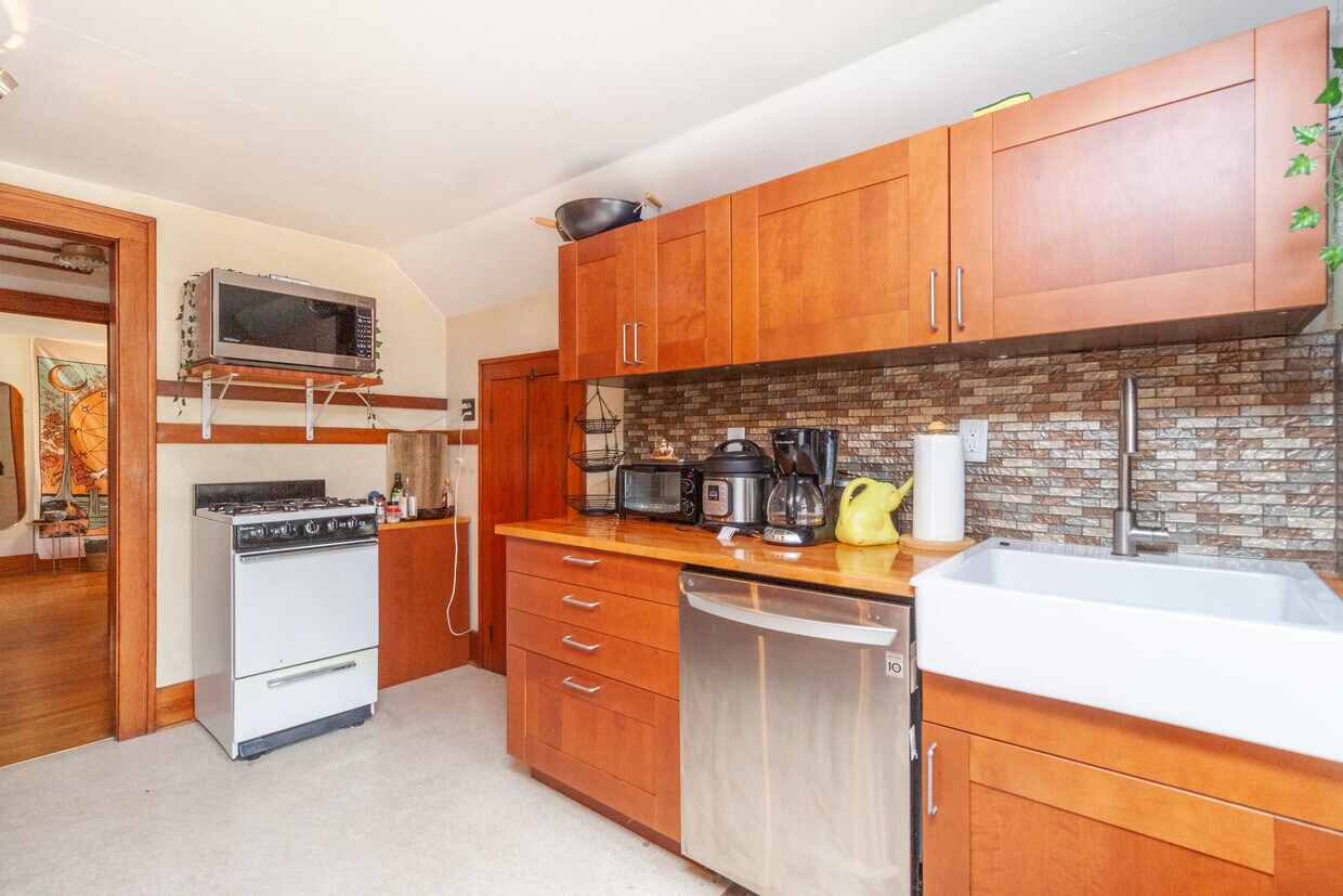 kitchen - 119 W 16th St