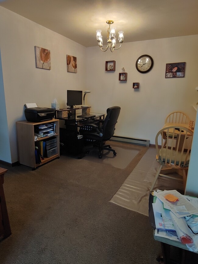 Dining area - 1426 W Main St
