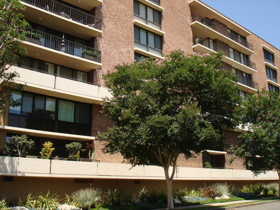 211 S Spalding Dr, Beverly Hills, CA 90212 Condo for Rent in Beverly Hills, CA