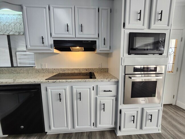 Building Photo - 1527 Black Forest Dr