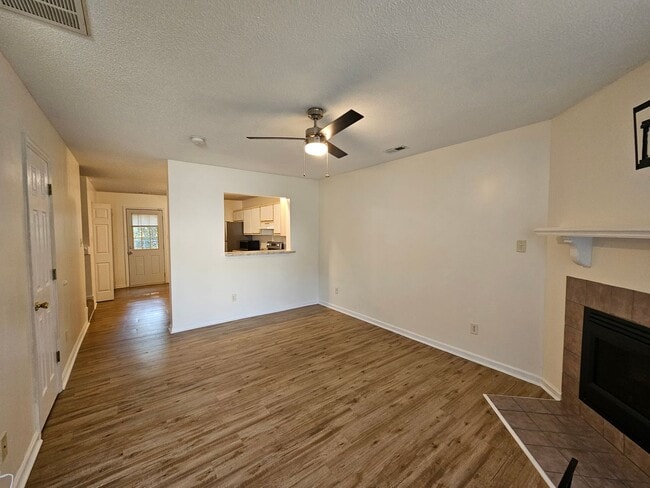 Foto del edificio - Well maintained Townhome w/ Large Yard