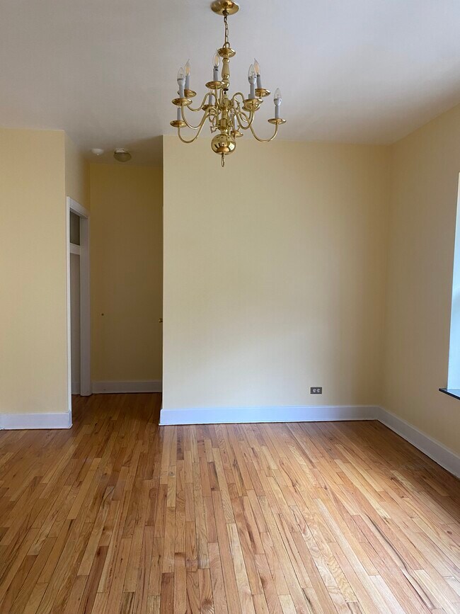 Front Room - 4930 N Kedzie Ave