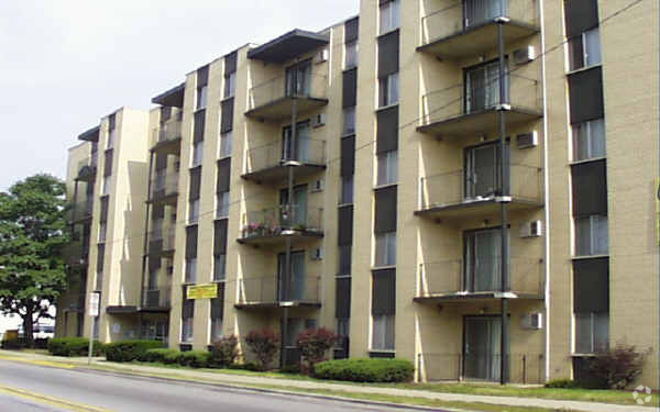 Foto principal - Riverdale Senior Apartments