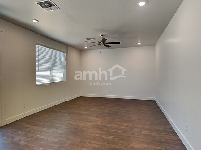 Foto del edificio - 17134 W Lawrence Ln