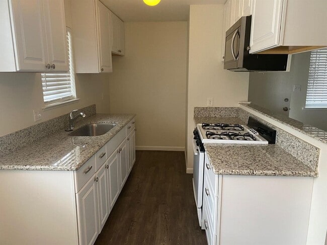 Building Photo - Beautifully Updated 2/1 in North Fresno