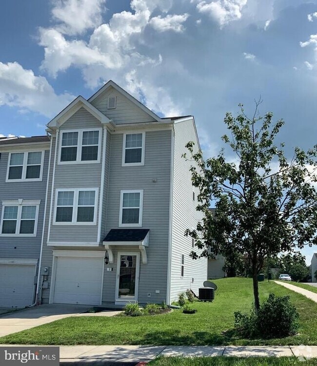Building Photo - 8 Wayside Ct