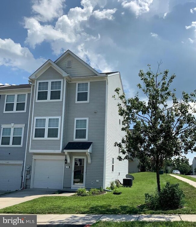 Building Photo - 8 Wayside Ct
