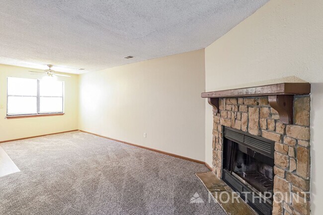 Foto del edificio - Radiant Unit Townhome | 2 BR/1.5BA | 1-Car Garage |