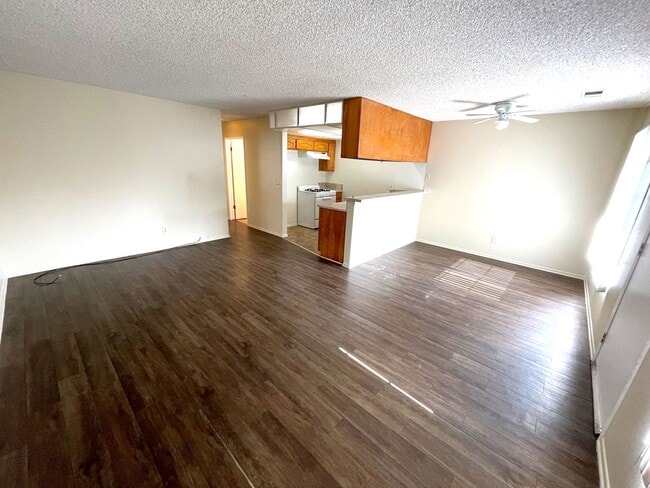 Building Photo - 2 bedrooms, 2 baths, 2 parking spaces! Cen...