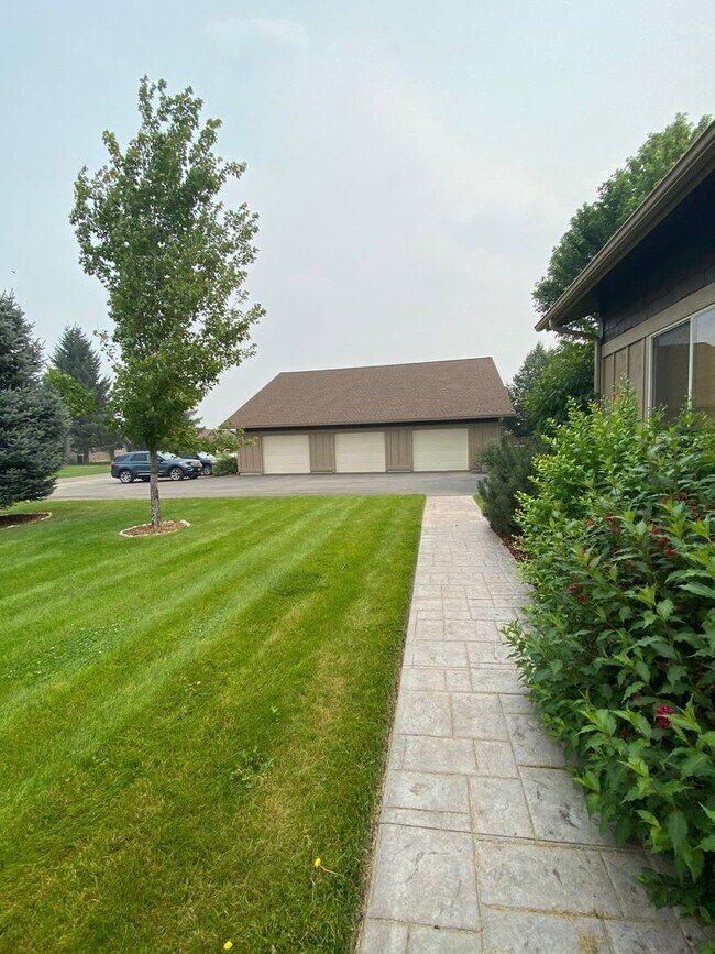Foto del edificio - 106 Ironwood Dr