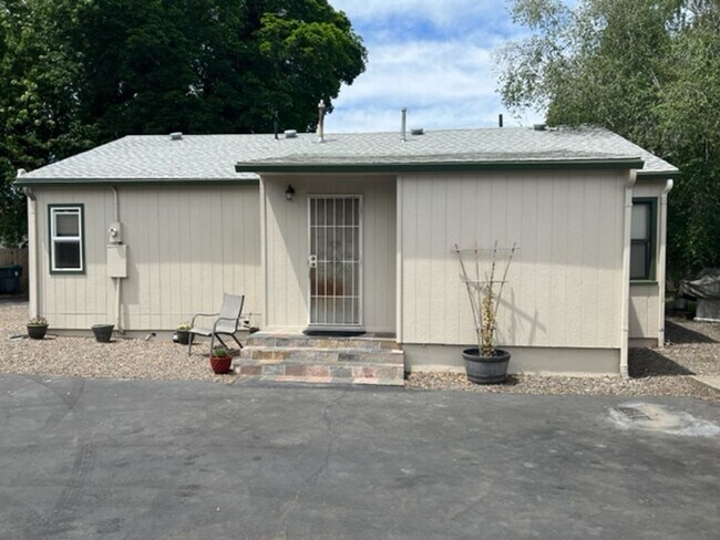 Building Photo - 2 Bed House -  Charm, Privacy, Storage and Convenience