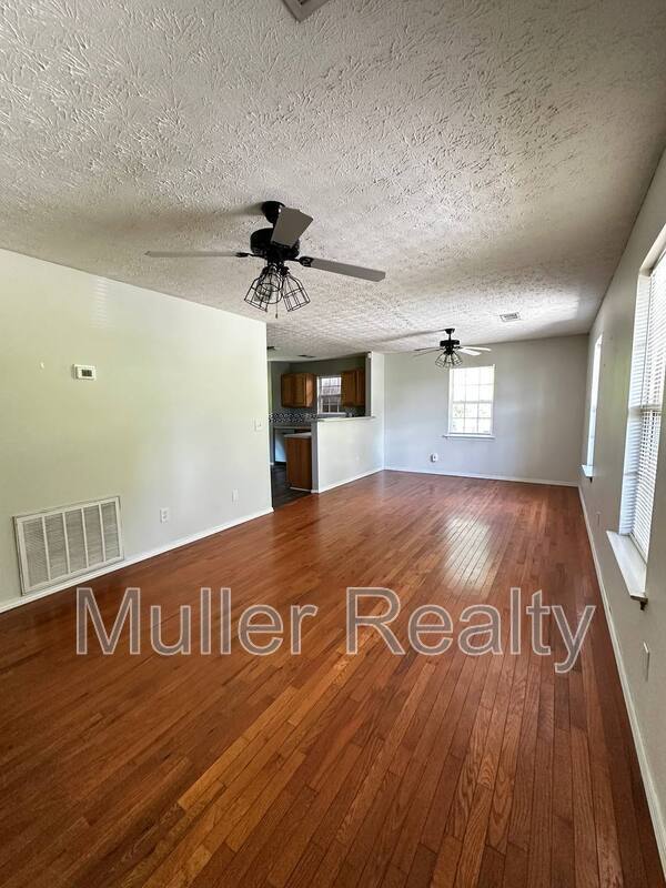 Foto del edificio - 621 Latham Ave