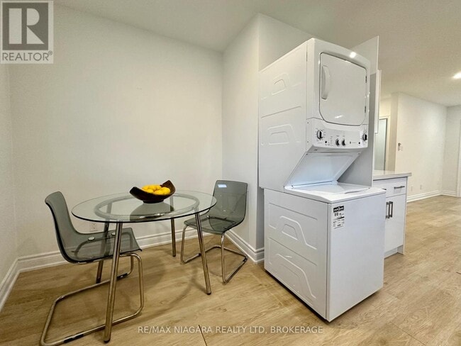 Photo du bâtiment - 6065 Main St