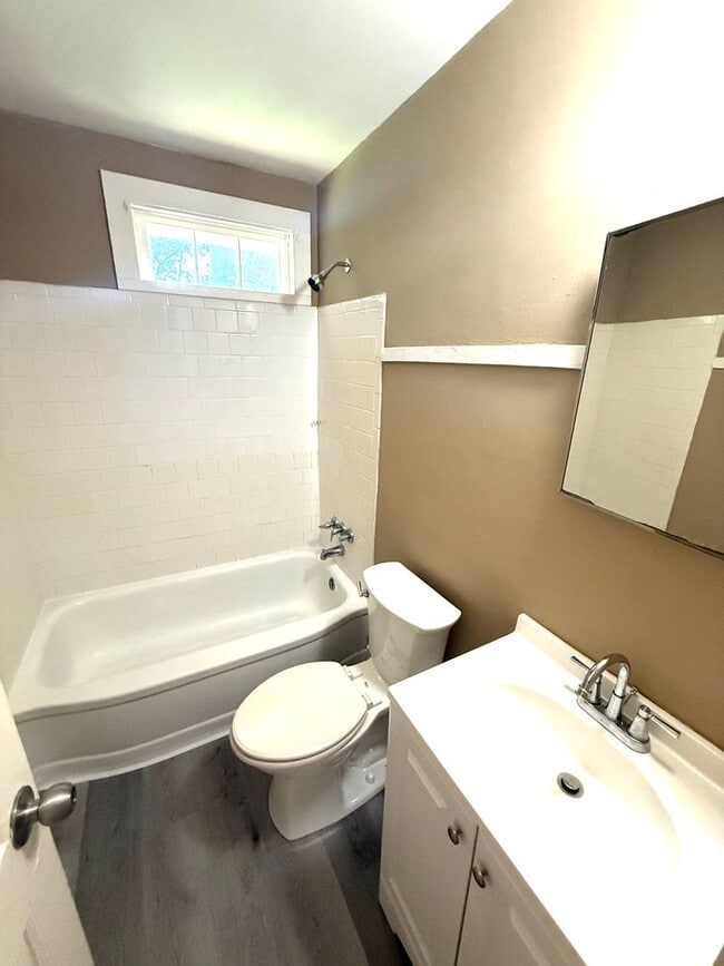 Building Photo - ** 2 bed 1 bath located in Capitol Hights ...
