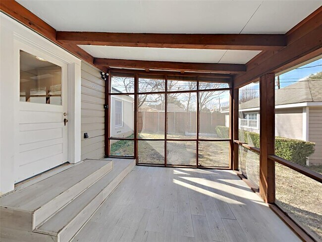 Building Photo - 3208 Lovers Ln