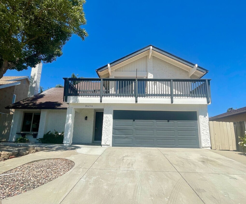 Foto principal - Exceptional 4 bedroom, 3 baths + loft, 2 s...