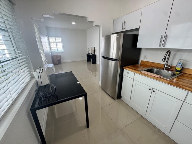 Foto del edificio - 8415 Harding Ave