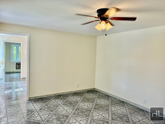 Foto del edificio - 2.5 bedroom, 1 bath with private porch, Dw, microwave & W/D utilities included