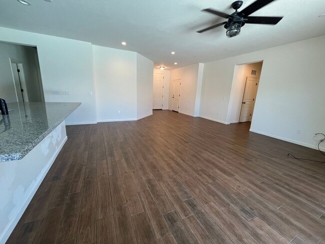 Building Photo - beautiful three bedroom home with sparkling pool in Visalia