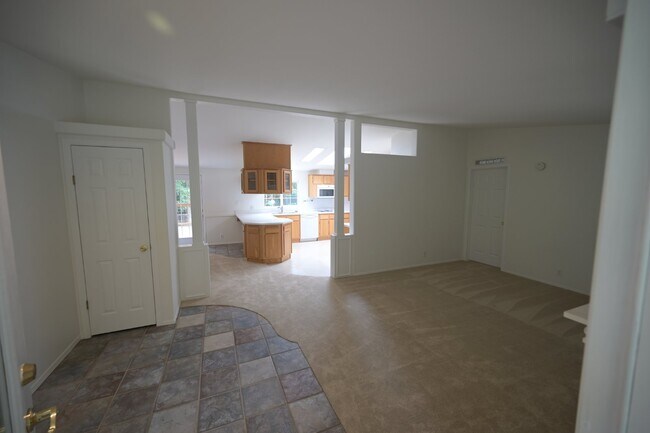 Building Photo - 3 bed 2 bath home in Diamond Point, w/ sho...