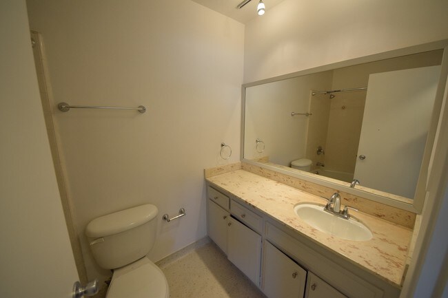 Building Photo - 1223 S Bundy Dr