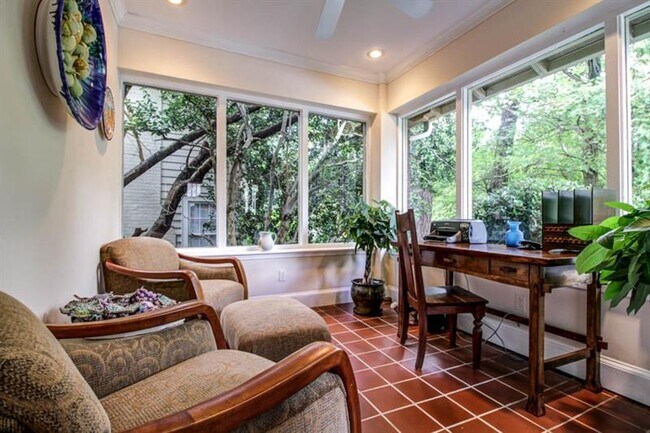 Foto del edificio - 162 Peachtree Hills Ave NE