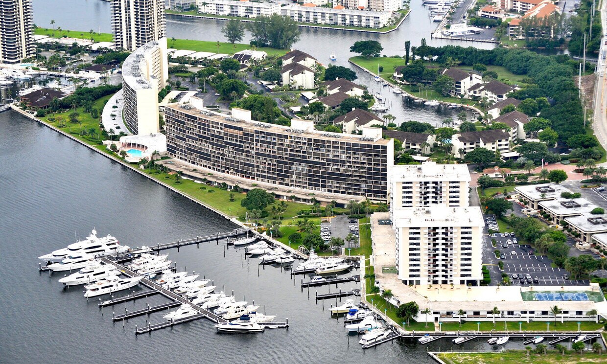 Foto principal - 134 Lakeshore Dr