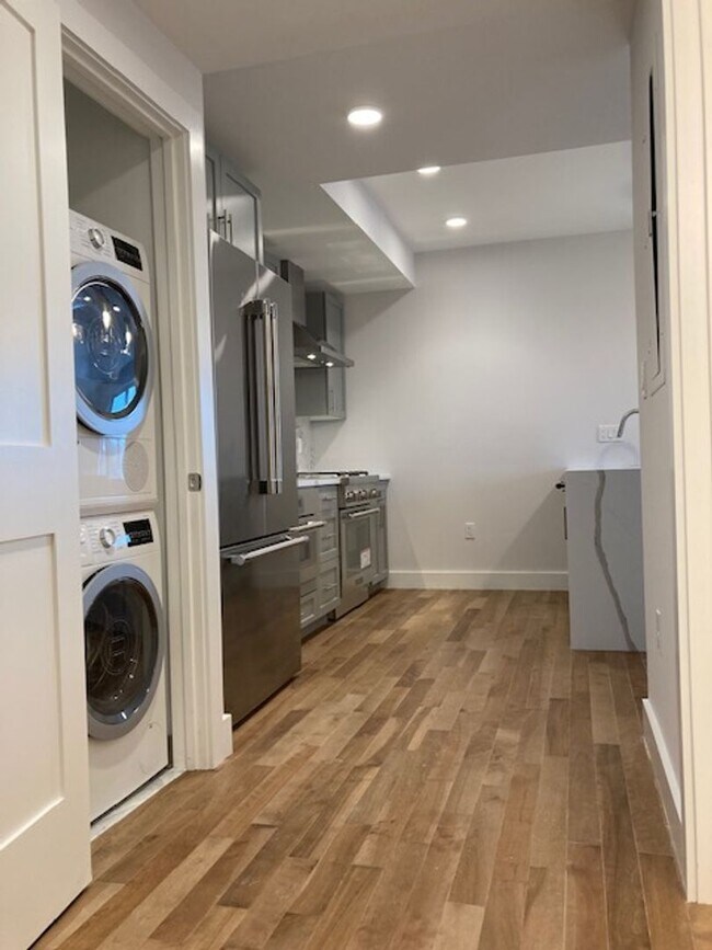 Foto del edificio - 2BR 2Bth unit. Great location! Easy access to Mass Pike. Laundry IN UNIT!