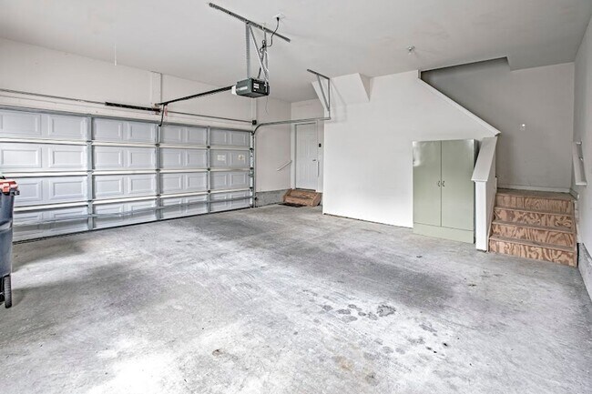 Building Photo - Beautiful 3 bedroom, 3 bath home in over 5...