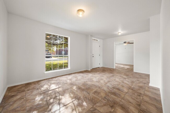 Foto del edificio - Spacious 6-Bedroom Home with Game Room, Covered Patio & Upgraded Baths