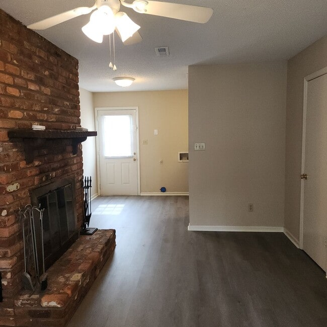 Building Photo - Updated Townhouse Apartment FOR RENT In Be...
