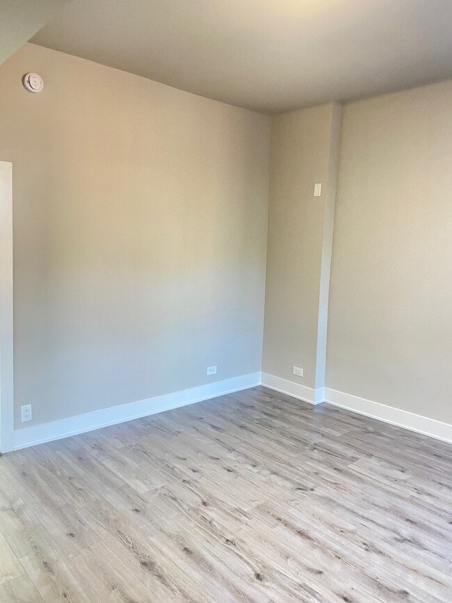 Building Photo - 856 N Mozart St