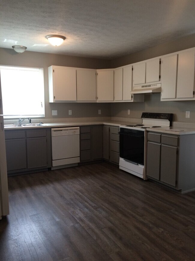Foto del edificio - 3 bedroom, 1.5 bath town home located on B...