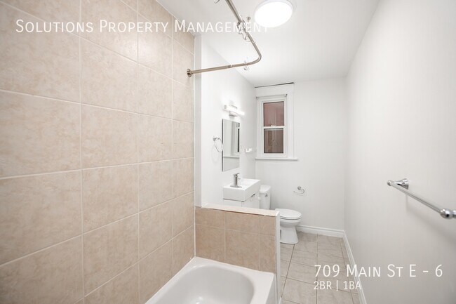 Photo du bâtiment - **Newly Renovated 2 Bedroom + Den**